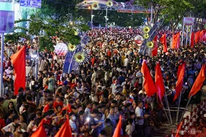 Crowds Flock to Ben Bach Dang to Witness Fireworks Celebrating 50 Years of Reunification - image 1