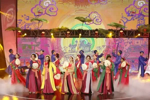 Hong Diem and VFC Actresses Shine in Traditional Thi Mau Style - image 11