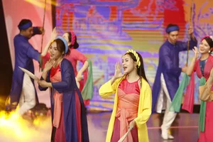 Hong Diem and VFC Actresses Shine in Traditional Thi Mau Style - image 0