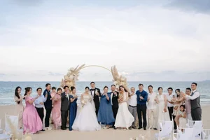 Van Lam and Yen Xuan Shine in Romantic Beachside Wedding - image 2
