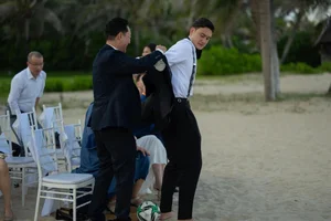 Van Lam and Yen Xuan Shine in Romantic Beachside Wedding - image 7