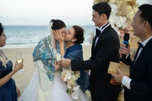 Van Lam and Yen Xuan Shine in Romantic Beachside Wedding - image 0