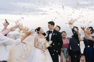 Van Lam and Yen Xuan Shine in Romantic Beachside Wedding - image 9