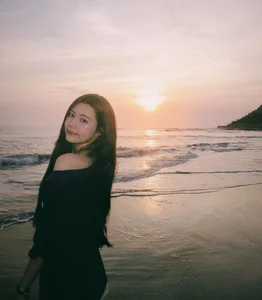 Quyen Linh’s Daughters Show Off Contrasting Styles in Stunning Beach Photos - image 8