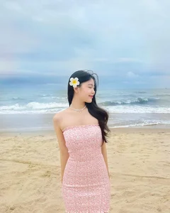 Quyen Linh’s Daughters Show Off Contrasting Styles in Stunning Beach Photos - image 6