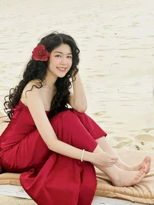 Quyen Linh’s Daughters Show Off Contrasting Styles in Stunning Beach Photos - image 2