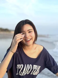 Quyen Linh’s Daughters Show Off Contrasting Styles in Stunning Beach Photos - image 9