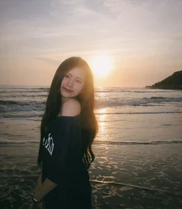 Quyen Linh’s Daughters Show Off Contrasting Styles in Stunning Beach Photos - image 1