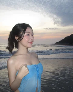 Quyen Linh’s Daughters Show Off Contrasting Styles in Stunning Beach Photos - image 0