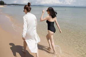 Milan Pham Black Bikini Gallery: Ultimate Summer Fashion and Beach Style Inspiration - image 2