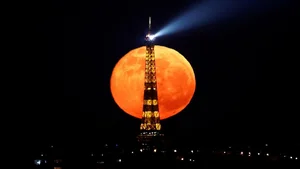 Stunning Gallery of the Rare Super Blue Moon Shining Brightly Around the World - image 1