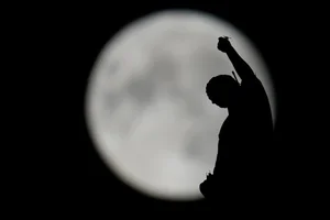Stunning Gallery of the Rare Super Blue Moon Shining Brightly Around the World - image 7