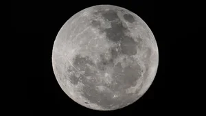Stunning Gallery of the Rare Super Blue Moon Shining Brightly Around the World - image 6