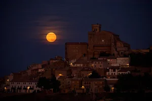 Stunning Gallery of the Rare Super Blue Moon Shining Brightly Around the World - image 13