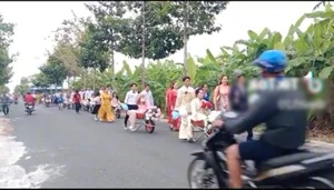 Unique Vietnamese Engagement Ceremonies: Bringing Wedding Gifts in Wheelbarrows - image 1