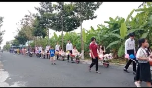Unique Vietnamese Engagement Ceremonies: Bringing Wedding Gifts in Wheelbarrows - image 5