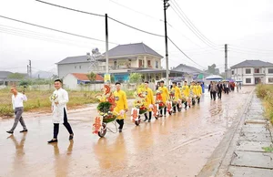 Unique Vietnamese Engagement Ceremonies: Bringing Wedding Gifts in Wheelbarrows - image 8