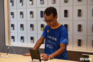 Inside the Newly Opened Samsung West Lake Premium Experience Store - image 5