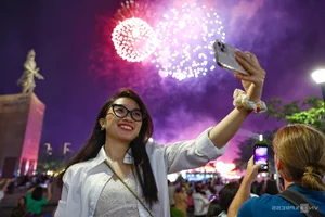 Spectacular Fireworks Over Ho Chi Minh City Celebrating 50 Years of Unity - image 5