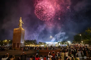 Spectacular Fireworks Over Ho Chi Minh City Celebrating 50 Years of Unity - image 3