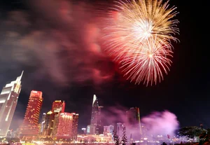 Spectacular Fireworks Over Ho Chi Minh City Celebrating 50 Years of Unity - image 1