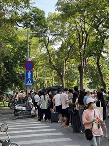 Massive Queues for Nhan Dan Newspaper National Concert Tickets - image 3