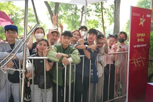 Massive Queues for Nhan Dan Newspaper National Concert Tickets - image 8