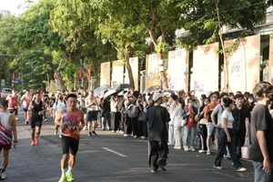 Massive Queues for Nhan Dan Newspaper National Concert Tickets - image 2
