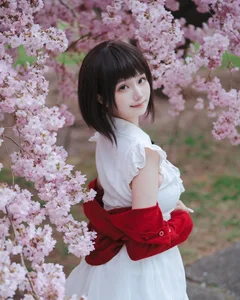 The New Wave of Cosplay: Exploring Angelic Aesthetics and Creative Costumes - image 3