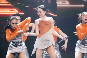 Trung Quan and Anh Tu Deliver Spectacular Duet at Shopee Live Festival - image 3