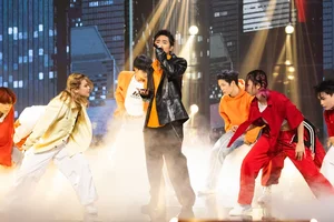 Trung Quan and Anh Tu Deliver Spectacular Duet at Shopee Live Festival - image 6
