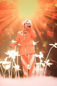 Trung Quan and Anh Tu Deliver Spectacular Duet at Shopee Live Festival - image 2