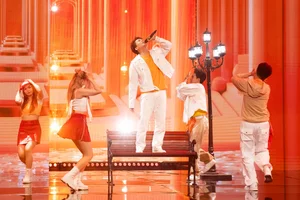 Trung Quan and Anh Tu Deliver Spectacular Duet at Shopee Live Festival - image 0
