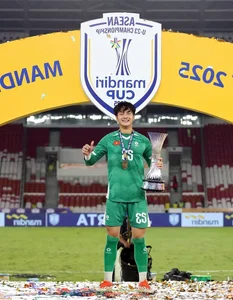 Rising Star Goalkeeper Cao Van Binh Wins Hearts with Stunning Looks and Talent - image 2