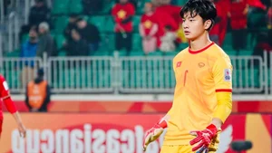 Rising Star Goalkeeper Cao Van Binh Wins Hearts with Stunning Looks and Talent - image 3