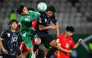 Rising Star Goalkeeper Cao Van Binh Wins Hearts with Stunning Looks and Talent - image 1