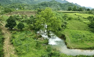 Cooling Off at Ban Mon Stream in Moc Chau - image 2