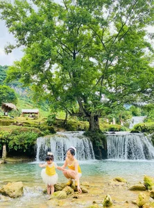 Cooling Off at Ban Mon Stream in Moc Chau - image 0
