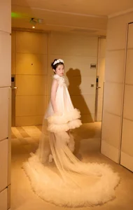 Huy Khanh's 13-Year-Old Daughter Shines with Confidence on the Fashion Catwalk - image 4
