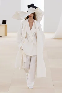 8 Cold-Weather Accessory Trends Dominating the Winter Season - image 4