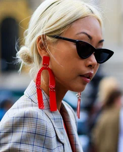 8 Cold-Weather Accessory Trends Dominating the Winter Season - image 3