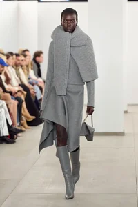 8 Cold-Weather Accessory Trends Dominating the Winter Season - image 5