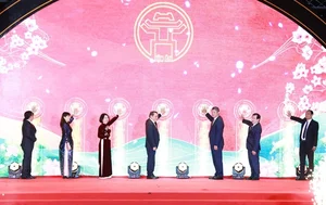 Get on Hanoi 2024: Spectacular Drone Light Show and Cultural Festival in Tay Ho District - image 5