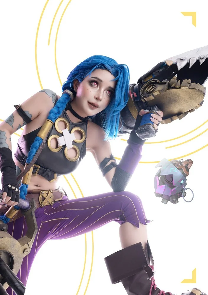 Vietnamese Cosplayer's Viral 'Shirt Rip' Transformation Stuns the Internet