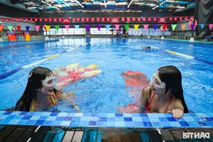Hanoi Youth Embrace Magical Mermaid Cosplay Trend in Local Aquarium - image 7