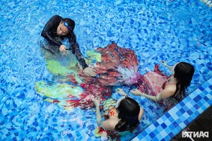 Hanoi Youth Embrace Magical Mermaid Cosplay Trend in Local Aquarium - image 1