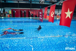 Hanoi Youth Embrace Magical Mermaid Cosplay Trend in Local Aquarium - image 5