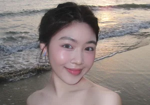 Summer Style: A Look at the Beach Fashion of Quyen Linh's Daughters - image 3