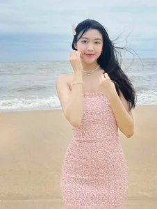 Summer Style: A Look at the Beach Fashion of Quyen Linh's Daughters - image 4