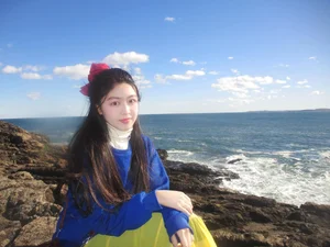 Summer Style: A Look at the Beach Fashion of Quyen Linh's Daughters - image 1